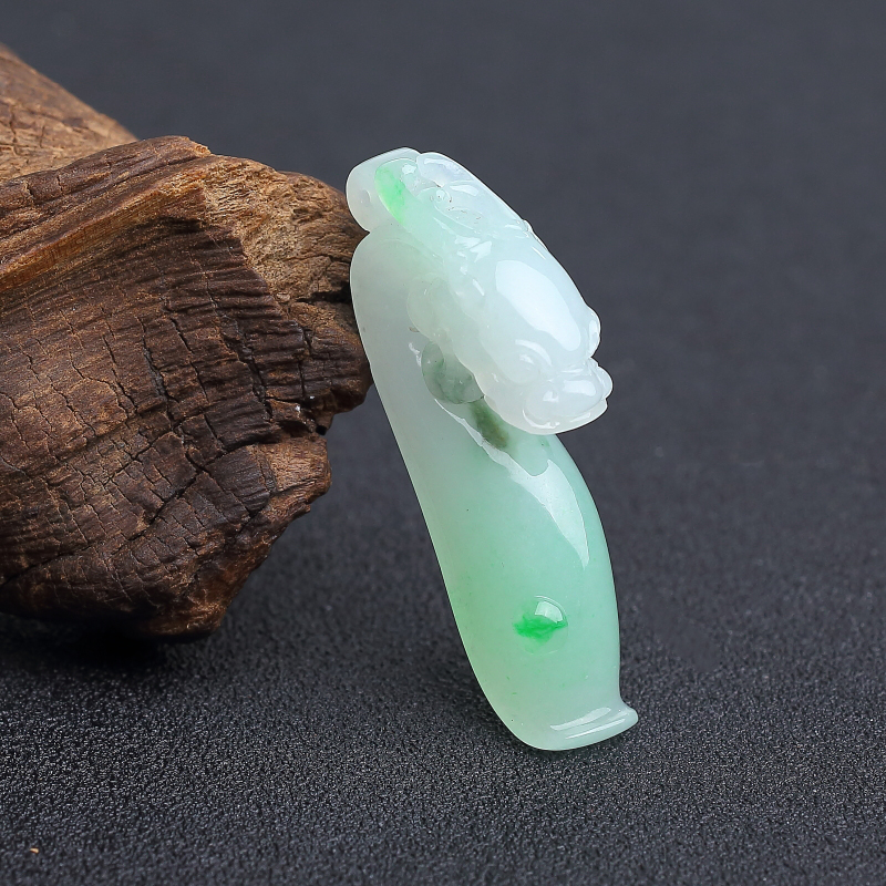 糯种飘翠翡翠龙钩吊坠 - 红掌柜