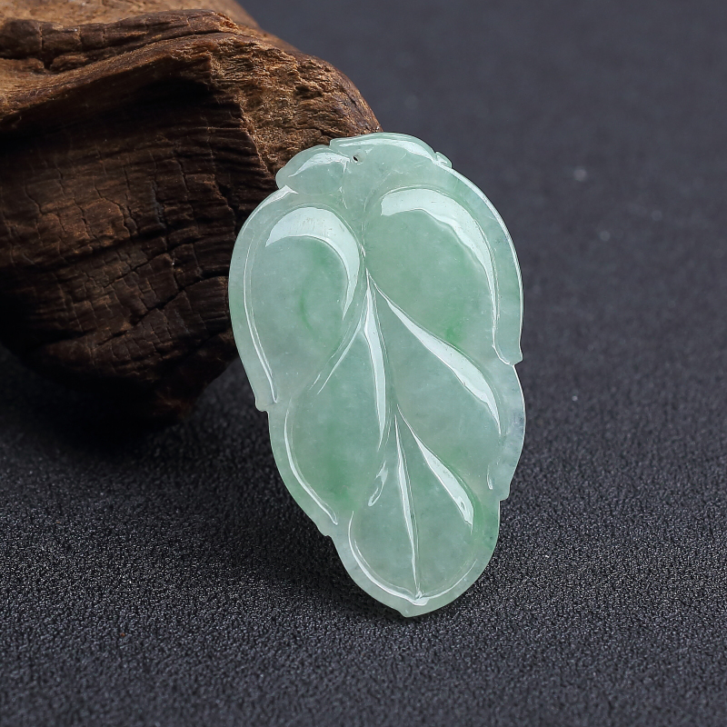 浅绿翡翠叶子吊坠 - 红掌柜