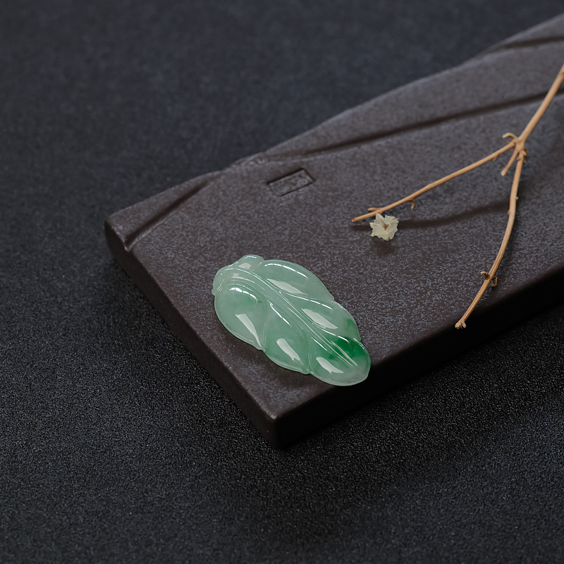 糯种飘翠翡翠吊坠-红掌柜