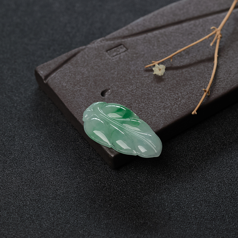 糯种飘翠翡翠吊坠-红掌柜