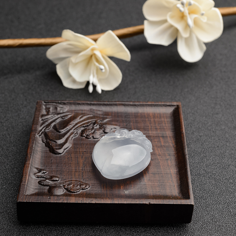 天然冰种翡翠猴子抱桃吊坠-红掌柜