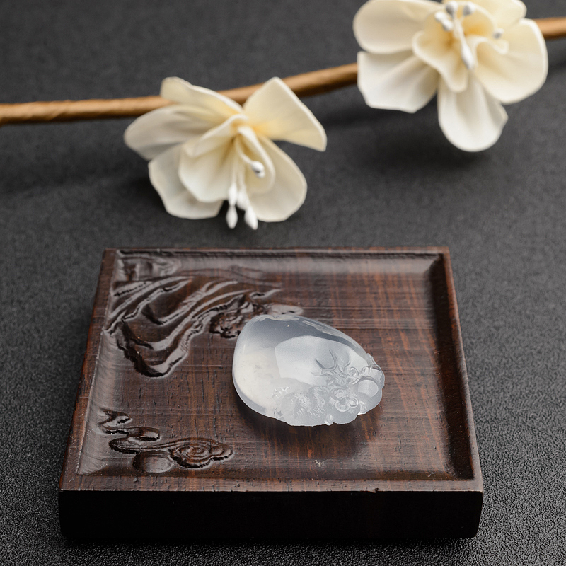 缅甸冰种翡翠猴子抱桃吊坠-红掌柜