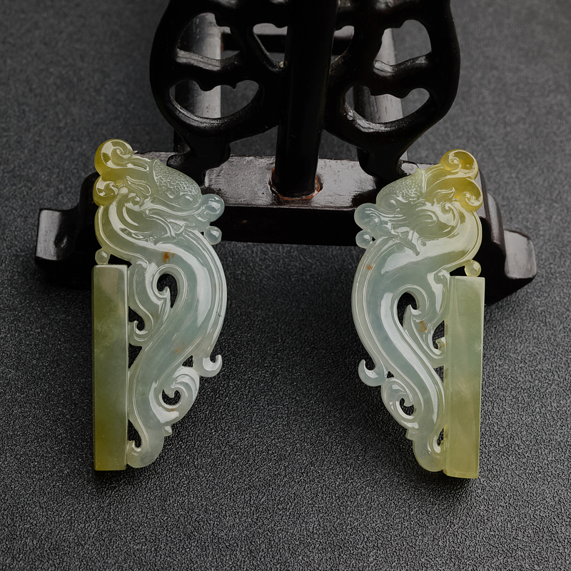 天然糯种浅绿翡翠龙牌吊坠-红掌柜