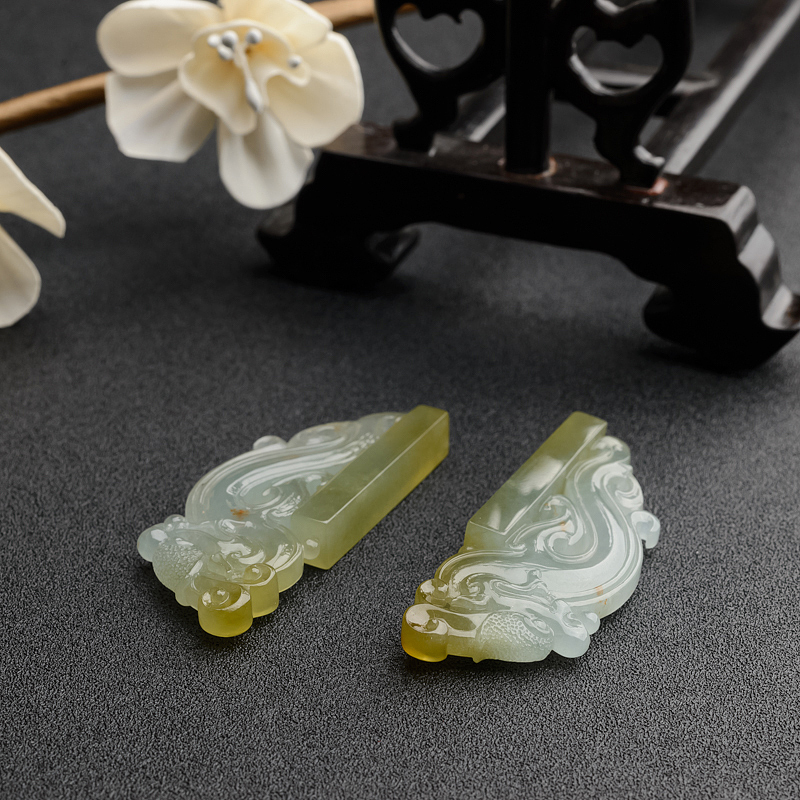 糯种浅绿翡翠龙牌吊坠-红掌柜