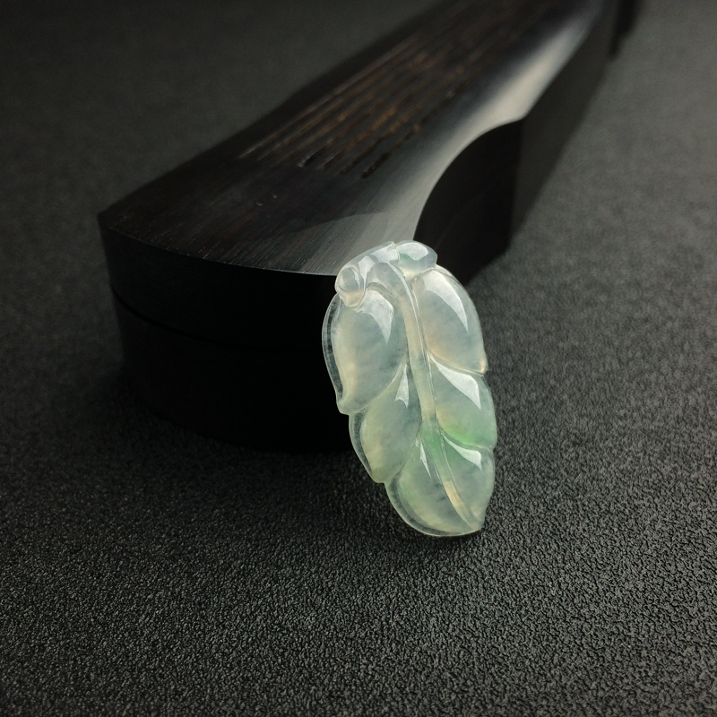 天然冰糯种飘绿翡翠叶子吊坠-红掌柜