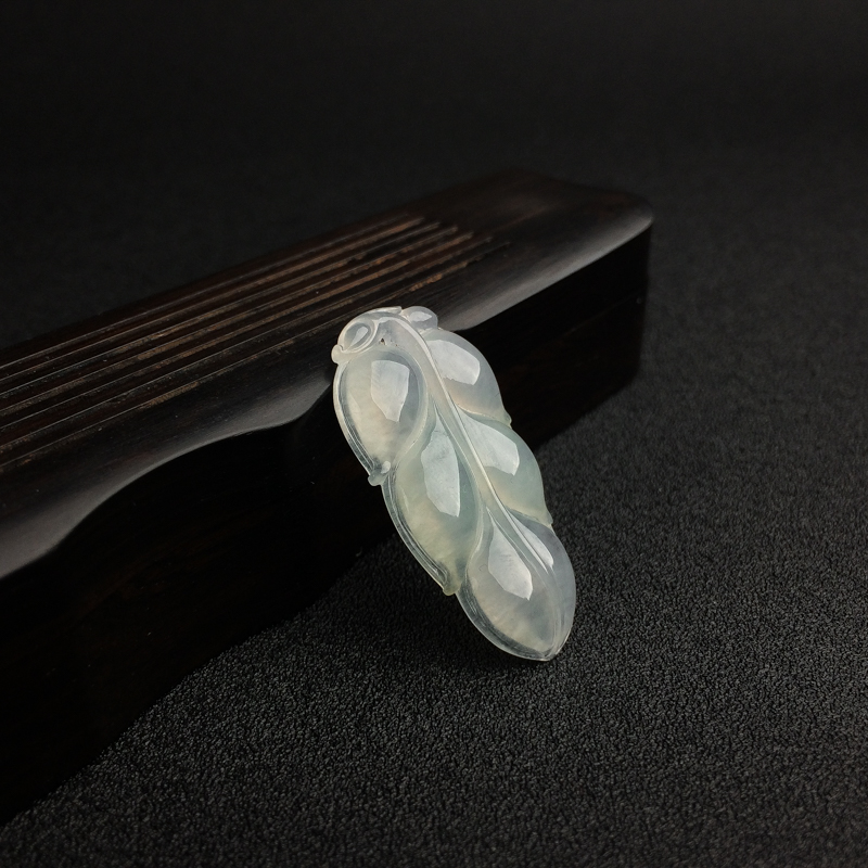 冰糯种翡翠叶子吊坠-红掌柜