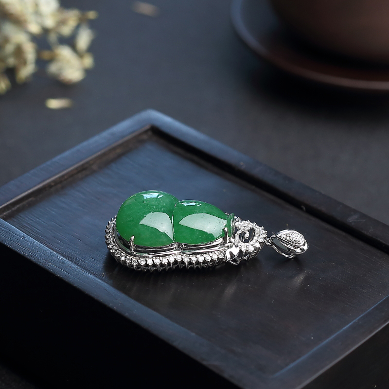 糯种浓绿翡翠葫芦吊坠-红掌柜