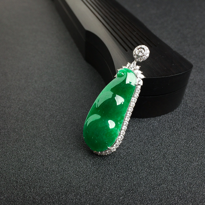 18K金镶钻糯种浓绿翡翠福豆吊坠-红掌柜