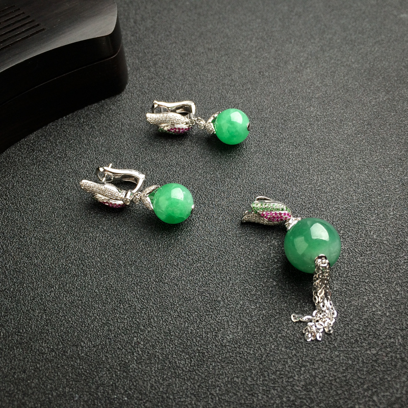 18K金镶钻黄阳绿翡翠套装-红掌柜