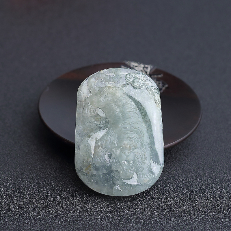 缅甸天然冰种浅绿翡翠虎虎生气吊坠-红掌柜
