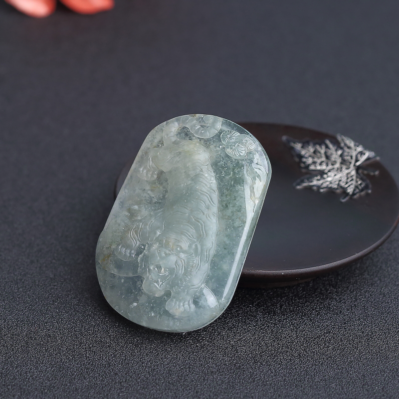 天然冰种浅绿翡翠虎虎生气吊坠-红掌柜
