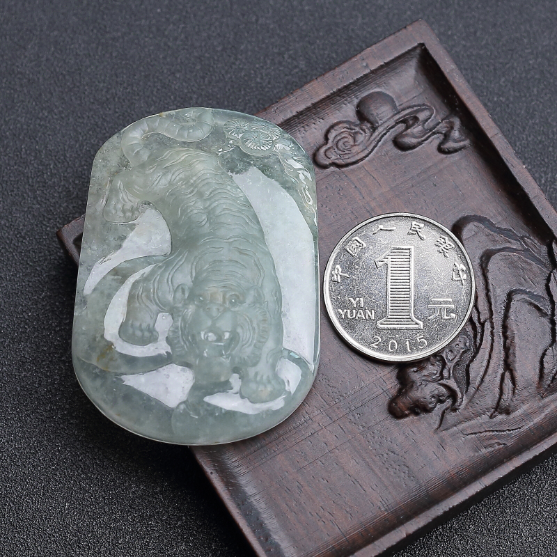 冰种浅绿翡翠虎虎生气吊坠-红掌柜