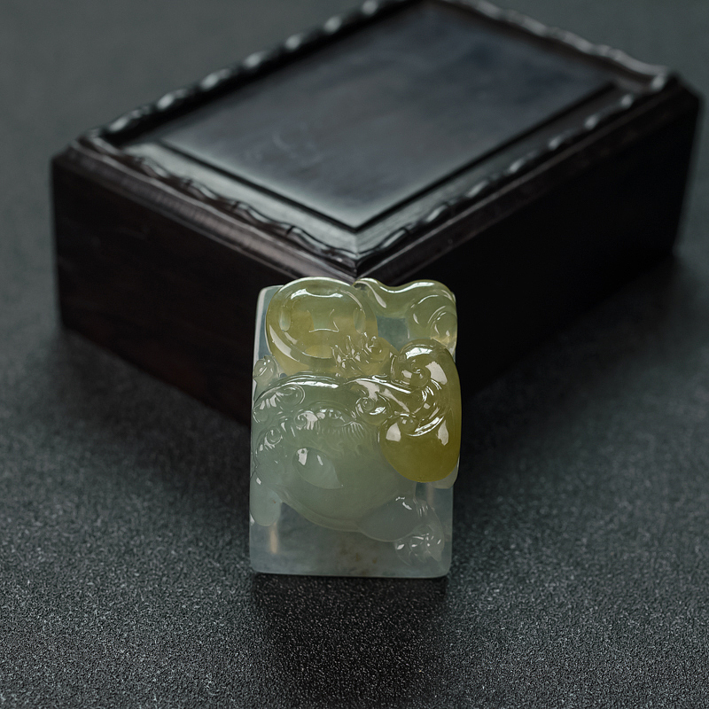 糯冰种俏色翡翠三足金蟾吊坠-红掌柜