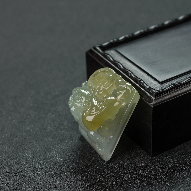 俏色翡翠三足金蟾吊坠-红掌柜