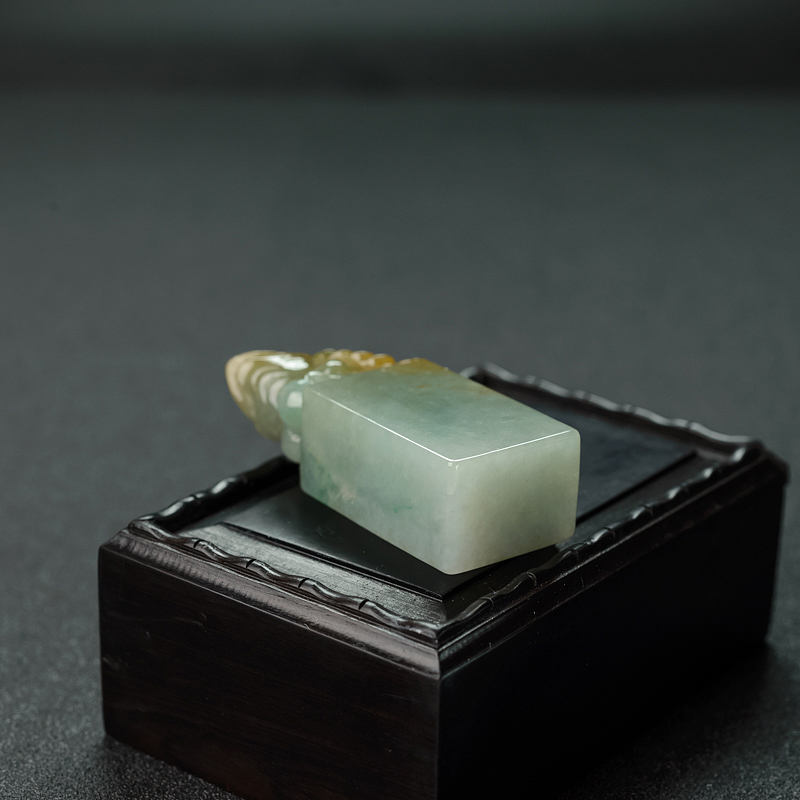 糯种俏色翡翠印章-红掌柜