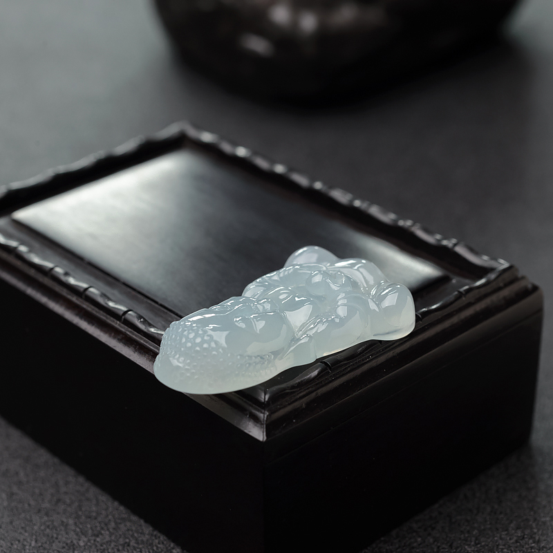 糯冰种浅绿翡翠吊坠-红掌柜