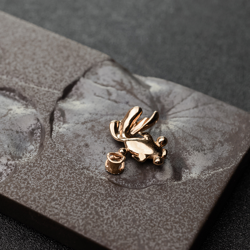 18K金镶钻翠色翡翠金鱼吊坠-红掌柜