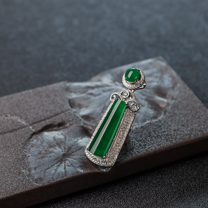 金镶钻糯冰种翠色翡翠吊坠-红掌柜