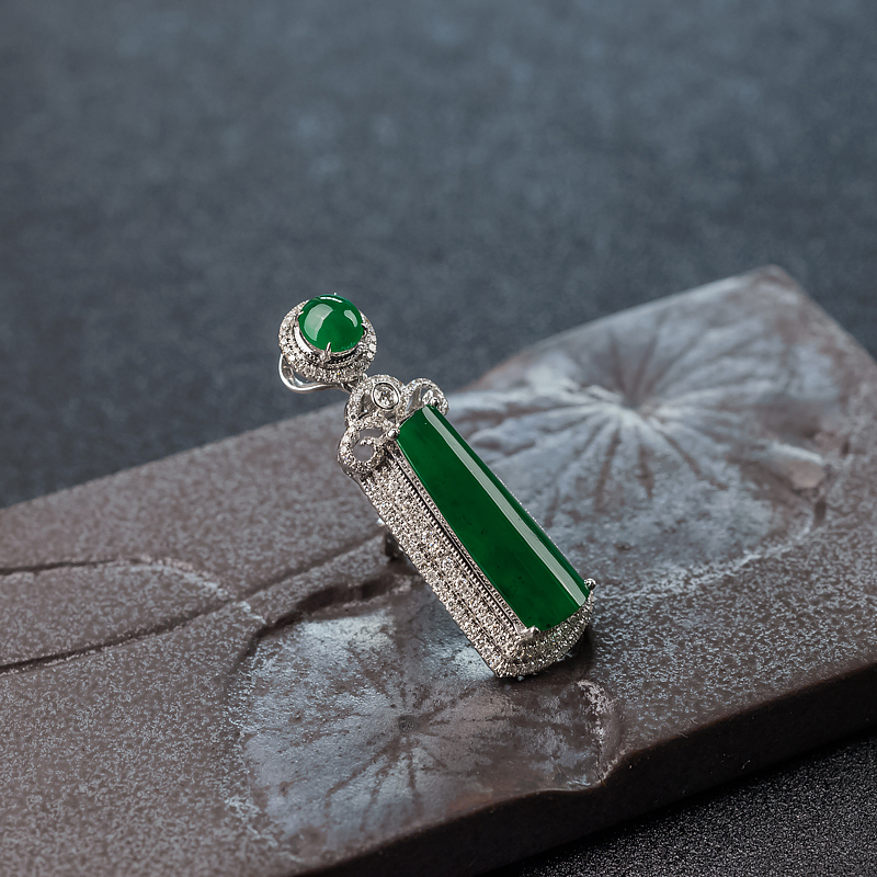 糯冰种翠色翡翠吊坠-红掌柜