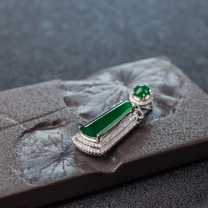 18K金镶钻糯冰种翡翠吊坠-红掌柜