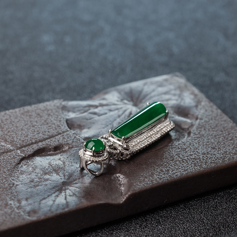 18K金镶钻翡翠吊坠-红掌柜