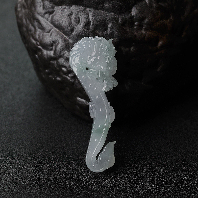 浅绿翡翠龙钩吊坠-红掌柜