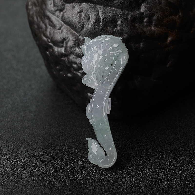 糯冰种翡翠龙钩吊坠-红掌柜