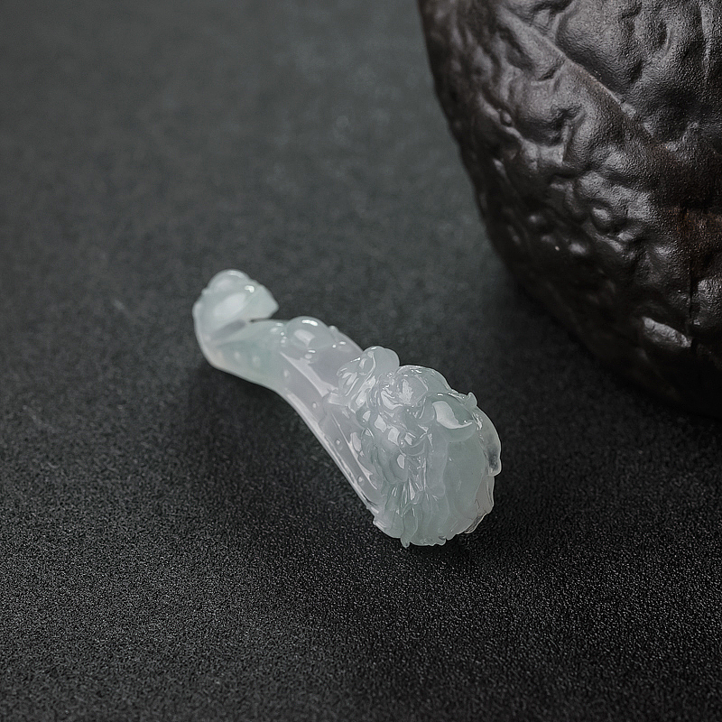 糯冰种浅绿翡翠龙钩-红掌柜