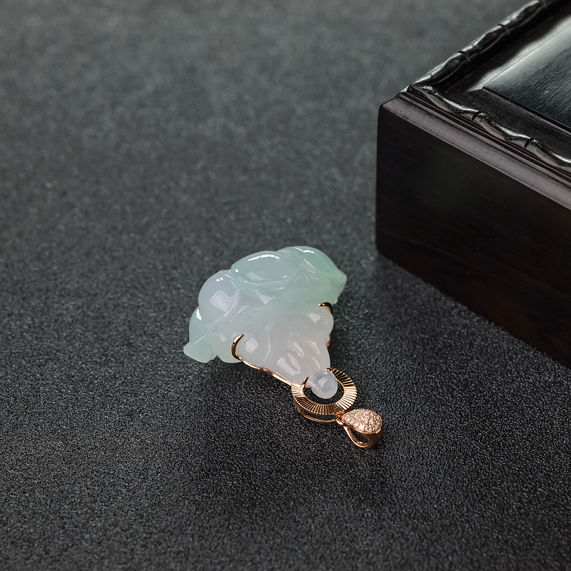18K金镶钻糯冰种浅绿翡翠吊坠-红掌柜