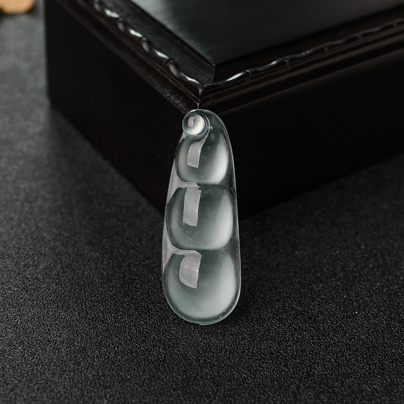 冰种淡晴水翡翠福豆吊坠-红掌柜