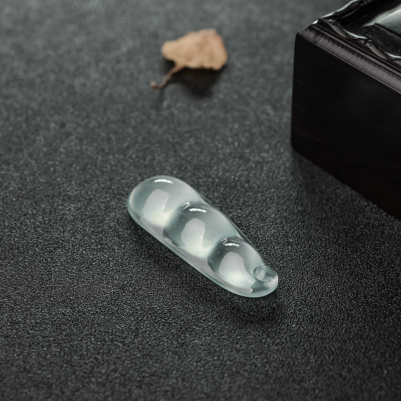 冰种淡晴水翡翠福豆-红掌柜