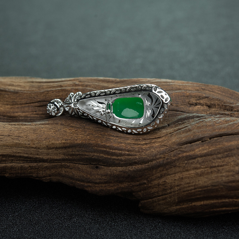 糯种阳绿翡翠吊坠-红掌柜