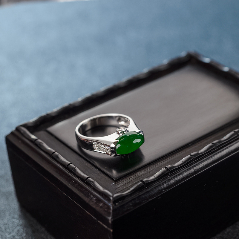18K镶翠色翡翠戒指-红掌柜