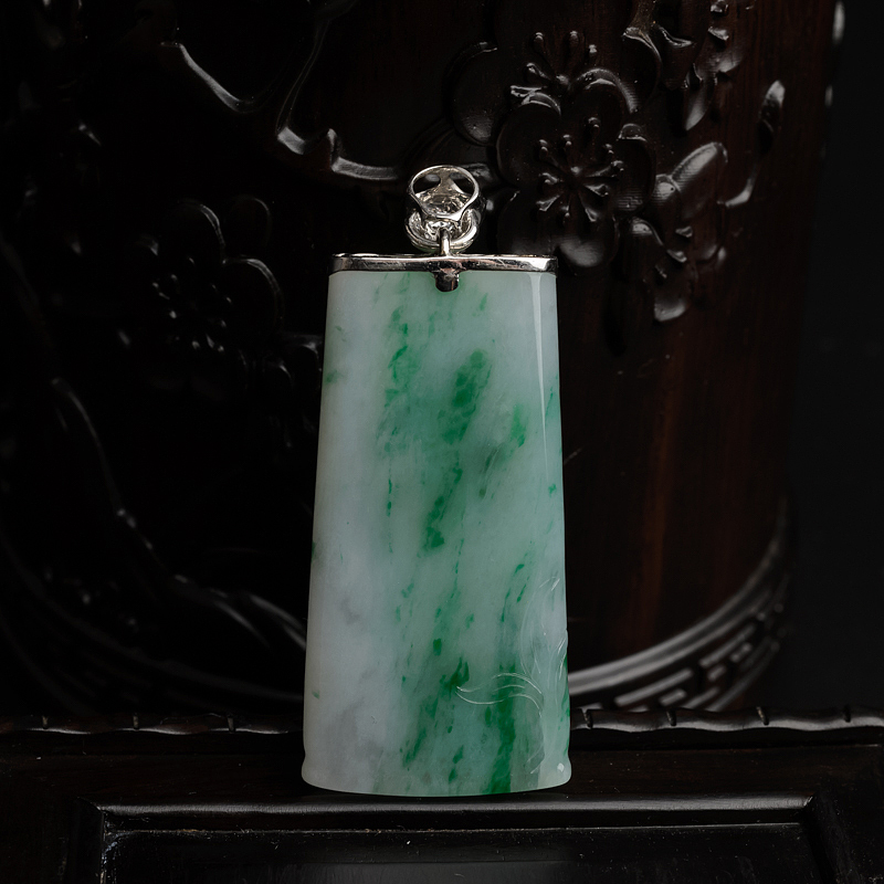 金镶糯种飘绿翡翠牌吊坠-红掌柜