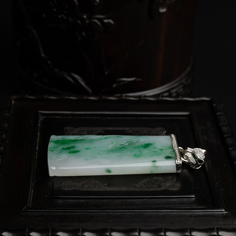 糯种飘绿翡翠牌吊坠-红掌柜