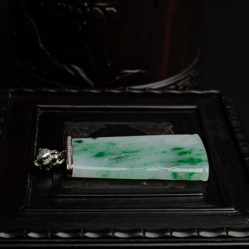 18K金镶飘绿翡翠牌吊坠-红掌柜