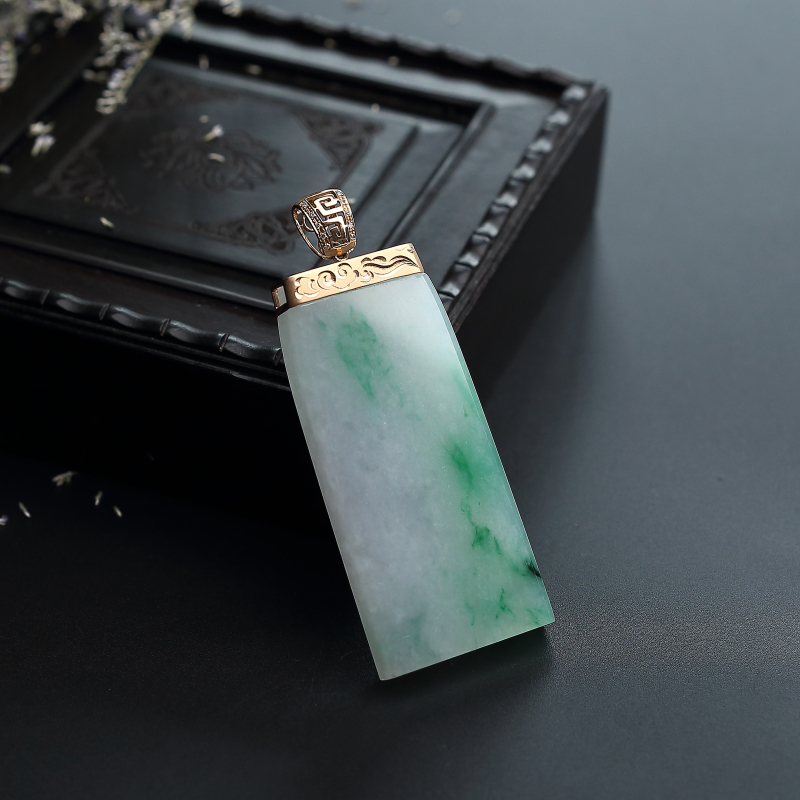 糯种飘绿翡翠无事牌吊坠 - 红掌柜