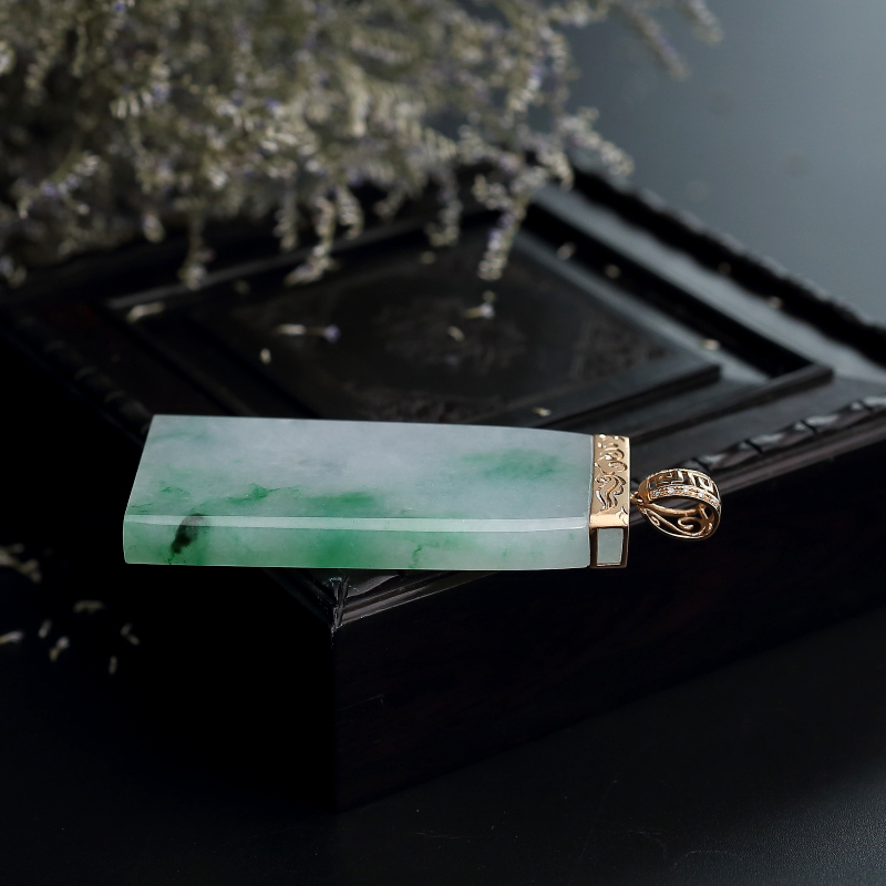 18K镶糯种飘绿翡翠吊坠 - 红掌柜