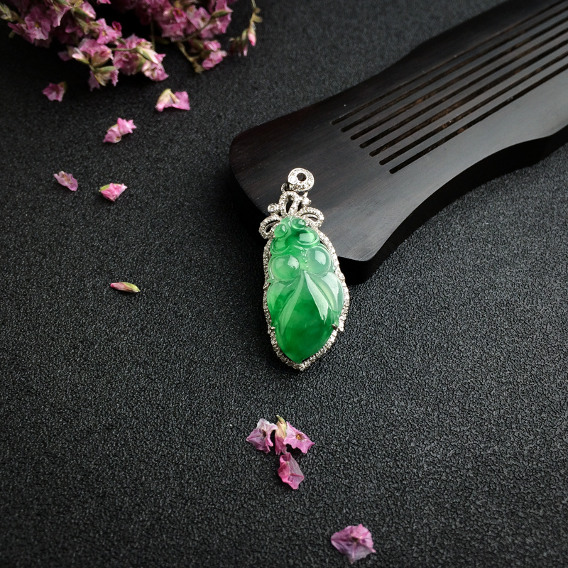 18K金镶冰糯种飘绿翡翠金鱼吊坠 - 红掌柜