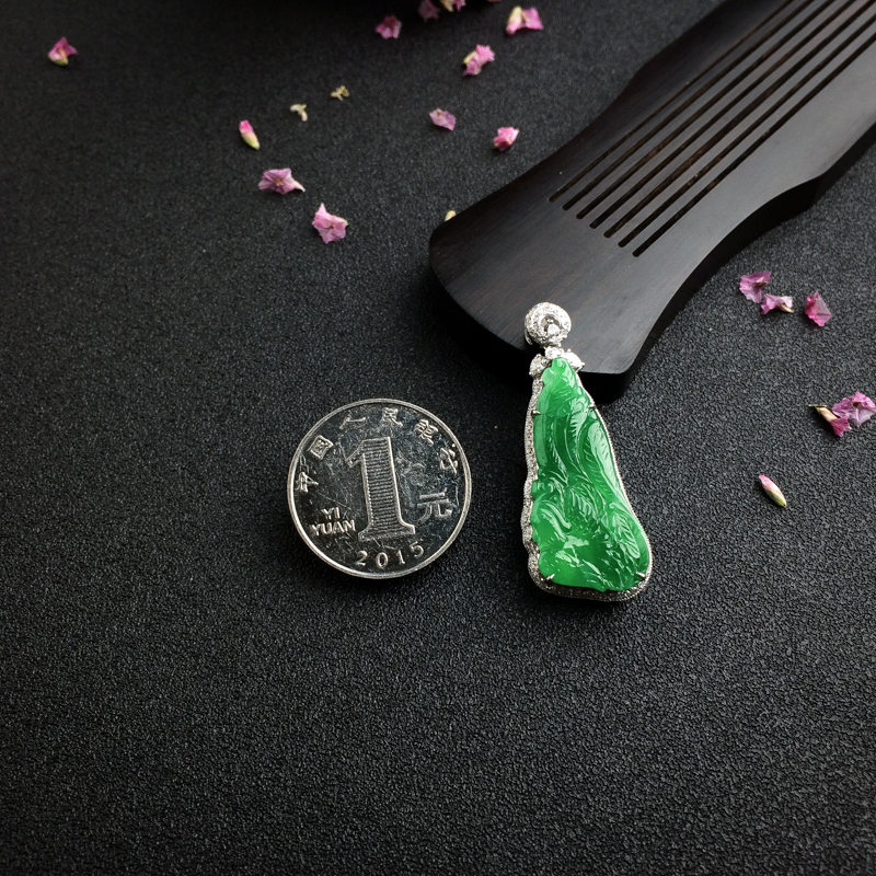 糯种阳绿翡翠吊坠 - 红掌柜