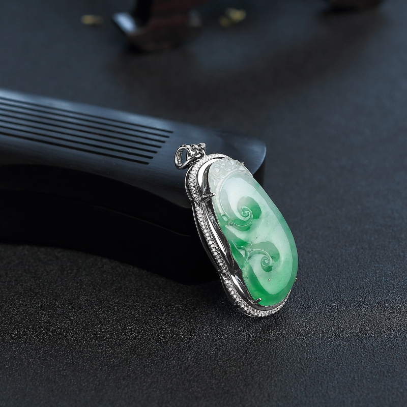 金镶糯种飘绿翡翠如意吊坠-红掌柜