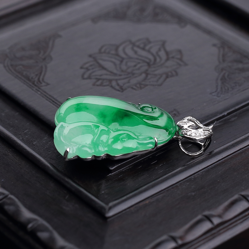 天然糯种飘翠翡翠松鼠吊坠-红掌柜