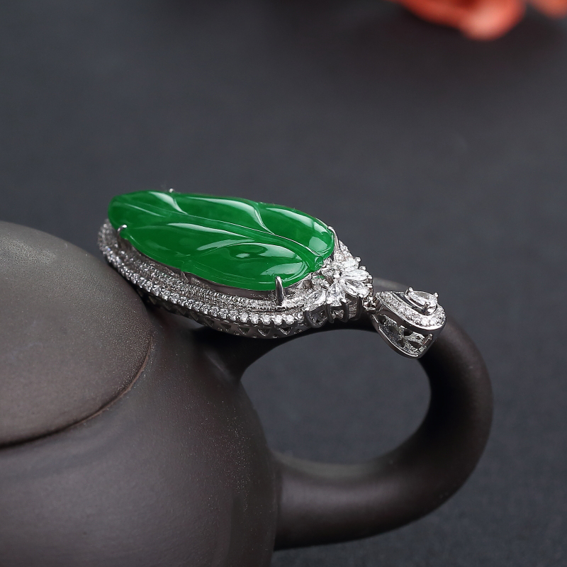 18K镶钻缅甸糯种翡翠叶子吊坠-红掌柜