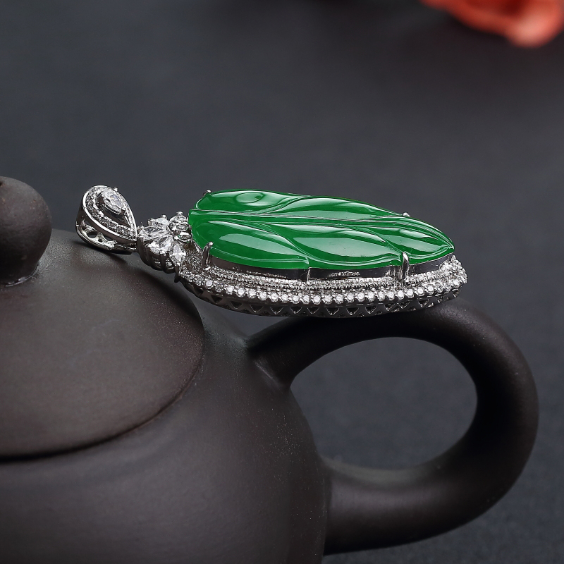 18K镶钻缅甸糯种翠色翡翠吊坠-红掌柜