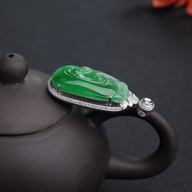 18K镶钻天然糯冰种翠色翡翠吊坠-红掌柜