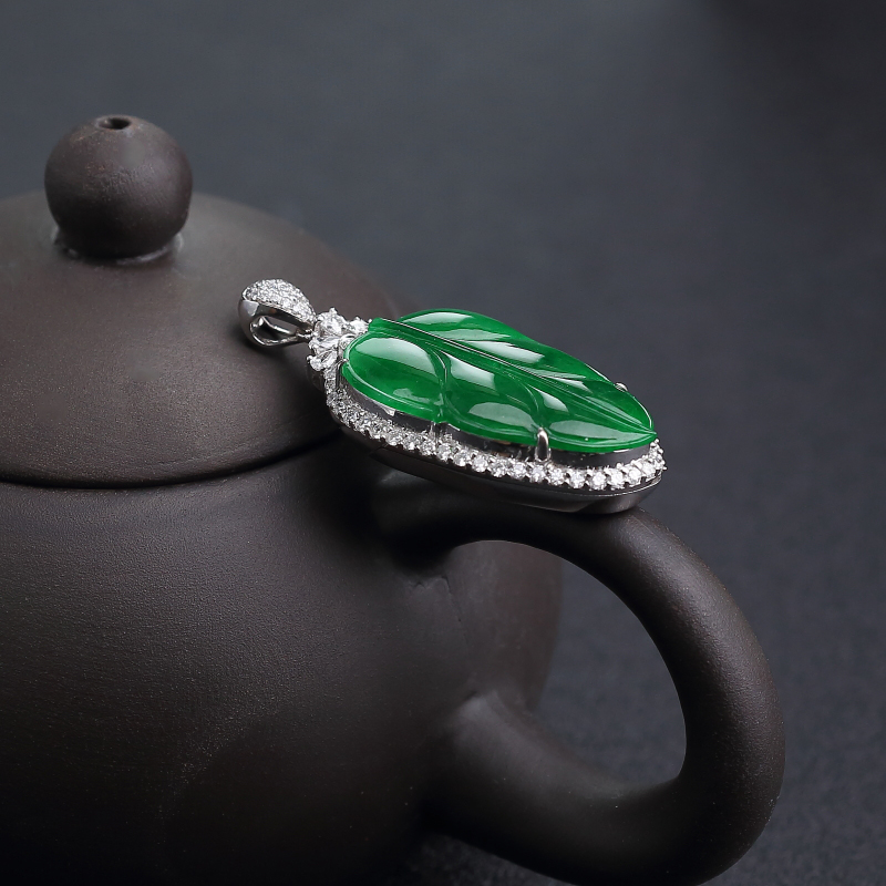 18K金镶钻天然糯种翠色翡翠吊坠-红掌柜