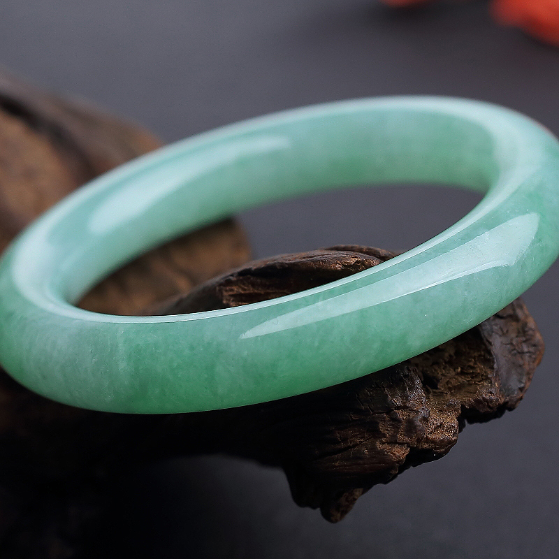 糯冰种浅绿翡翠圆镯-红掌柜