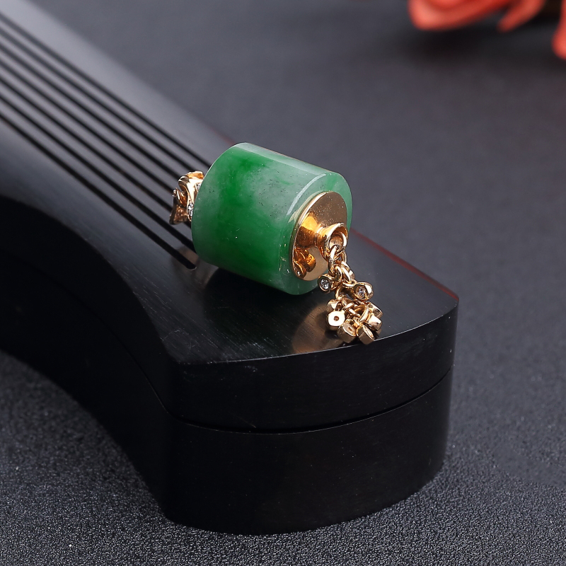 18K镶钻天然糯种翠色翡翠吊坠-红掌柜