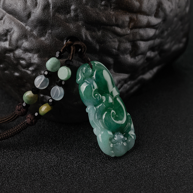 豆种翡翠如意吊坠-红掌柜
