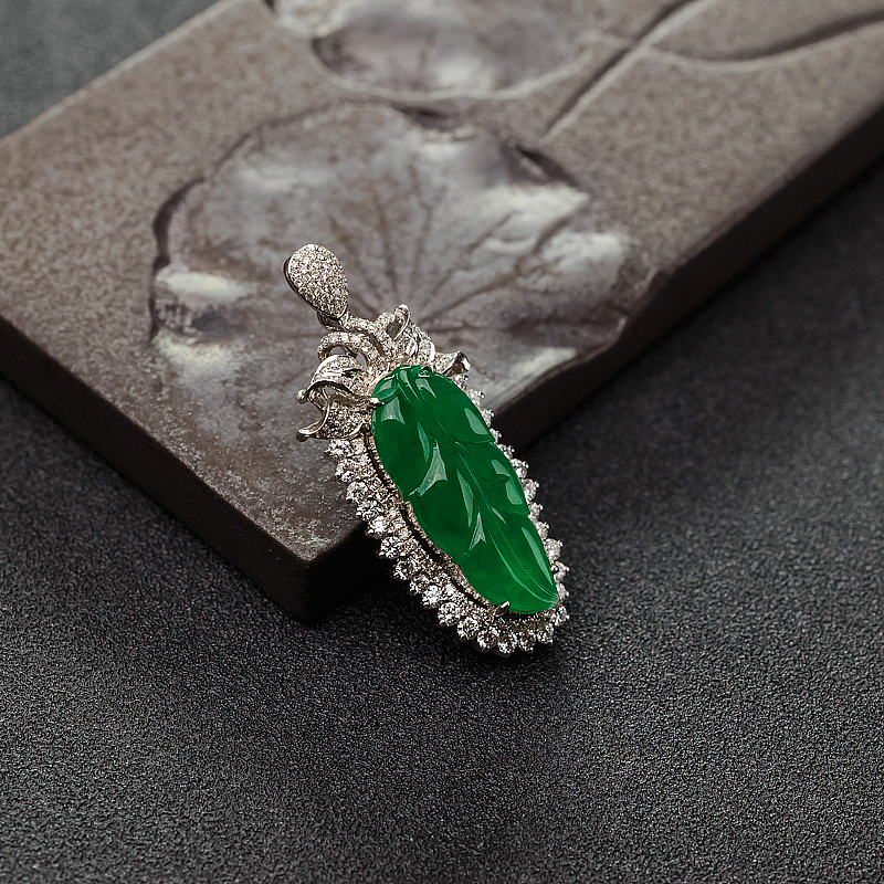 糯冰种翠色翡翠叶子吊坠-红掌柜